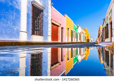 farbenfrohe leere Kolonialstraße im historischen Zentrum von Campeche, Yucatan, Mexiko