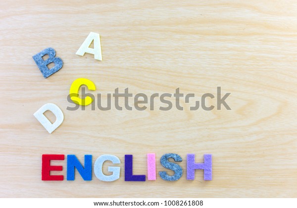 木のテーブル背景にカラフルな英語のアルファベットのスポンジ 木の机の背景にabc 立方体の発泡英字 英語のコンセプトを学ぶ 平面図 の写真素材 今すぐ編集