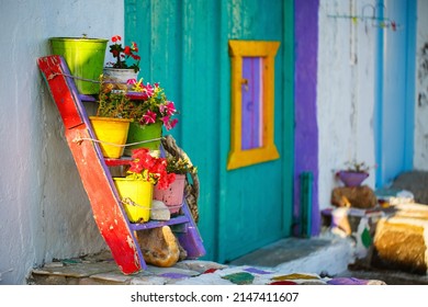 Colorido pueblo pesquero de Klima con casas blancas y puertas coloridas en la isla de Milos en Grecia