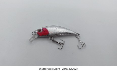 Colorful fish-shaped fishing bait is equipped with 3 hooks to attract the attention of the target fish to be caught
