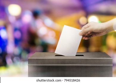 Farbenfroh bei der Wahl, Hand, die Stimmzettel für Wahlabstimmung Konzept auf buntem Hintergrund.