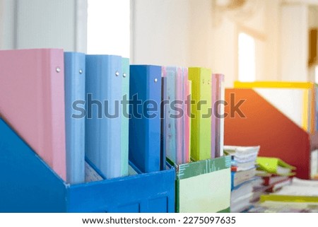 Colorful folders of personnel and office staff are kept and sorted in boxes in the office to evaluate their performance in order to raise their salary or increase their annual remuneration. Foto stock © 