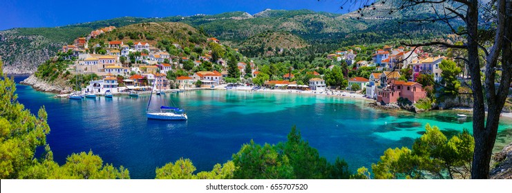 красочная серия Греция - красочный Ассос с красивой бухтой. Кефалония, Ионические острова