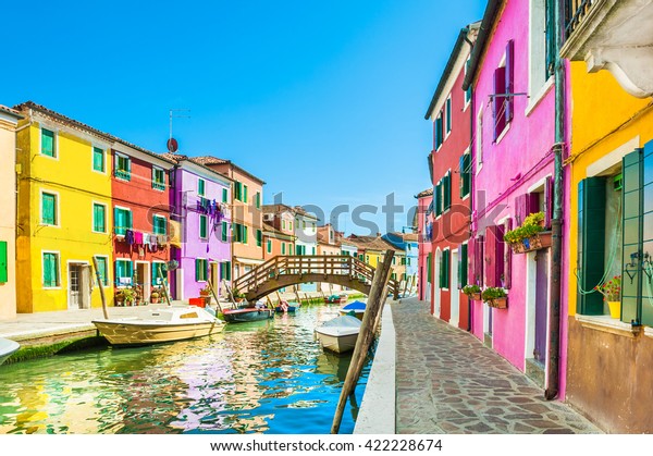 イタリアのベネチア近くのブラノ島のカラフルな家 の写真素材 今すぐ編集