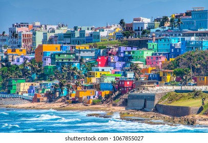 Des maisons colorées bordent la colline et surplombent la plage de San Juan, Porto Rico.