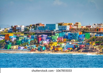 Des maisons colorées bordent la colline et surplombent la plage de San Juan, Porto Rico.