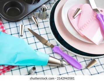 Colorful Kitchen Utensils. Tools For Creating And Decorating A Cake, Various Cream Tips . Set Of Pastry Spatulas. Pastry Bag Cream Blue Injector For Cake Dessert Decoration, Supplies Kit Icing Piping