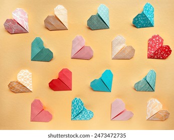 Corazones papel origami coloridos