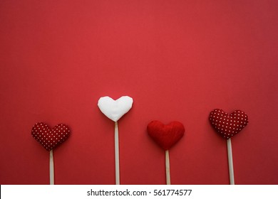 Corações de papel coloridos on-line como um presente para o Dia dos Namorados. Coração é amor de queda. Moldura