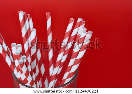 Pailles de papier colorées avec place pour copie sur fond rouge