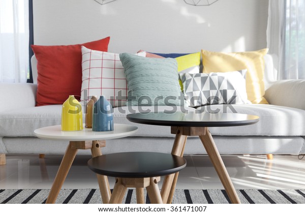 Farbige Kissen Auf Einem Sofa Mit Stockfoto Jetzt Bearbeiten