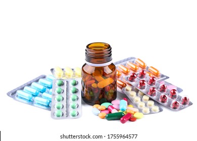 Farbige Pillen in Blisterpackungen und Flasche auf weißem Hintergrund