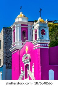 Capilla del Cireneo de color rosa de la Iglesia de Puebla México. Iglesia católica