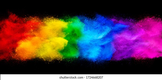 farbenfrohe Regenbogenfarbenpinsel-Explosionsgarnbanner isoliert auf dunkelschwarz-breitem Panoramahintergrund. Friedenskonzept