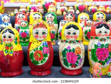 patung matryoshka