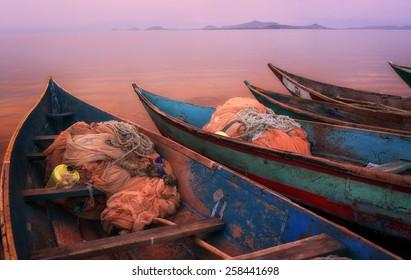 Farbiger malerischer Sonnenuntergang mit Fischerbooten im Vordergrund auf Mfangano Island, Victoria See, Kenia