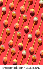 Colorido Conjunto de Lollipops. patrón hecho con caramelo sobre un palo sobre fondo rosa brillante.  patrón creativo.  muchos chupes de lollipops chupa.

