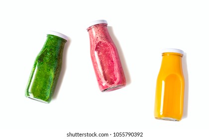 smoothies colorés en bouteilles isolés sur fond blanc, vue de dessus. La nourriture bio naturelle.