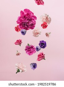 Composición de primavera colorida compuesta de claveles  lisianthus y rosas en rosa  púrpura y fucsia  dispuestos parecer que caen sobre fondo rosa pastel  El concepto de flor natural 