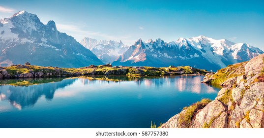 Красочная летняя панорама озера Лак-Блан с Монбланом (Monte Bianco) на заднем плане, расположение Шамони. Красивая сцена на открытом воздухе в заповеднике Валлон-де-Берар, Грайские Альпы, Франция, Европа.