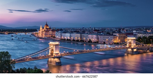 Farbiger Sonnenuntergang über Budapest