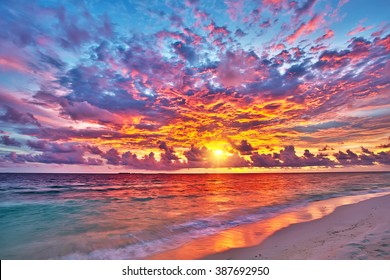 Farbiger Sonnenuntergang auf den Malediven über dem Ozean