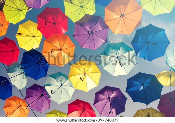五颜六色的雨伞背景 五颜六色的雨伞在天空 街头装饰 库存照片 立即编辑