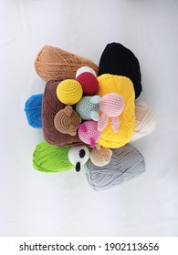 Colorful yarns and colorful mini amigurumi