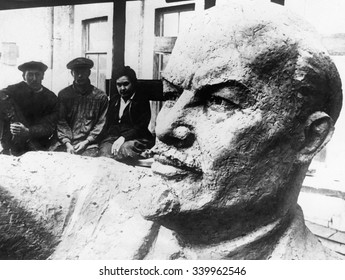 Colossal Statue Of Lenin, Leader Of The Bolshevik Revolution Was Unveiled In Moscow. Jan. 21, 1929. It Was Part Of The Ceremonies On The 5th Anniversary Of His Death.