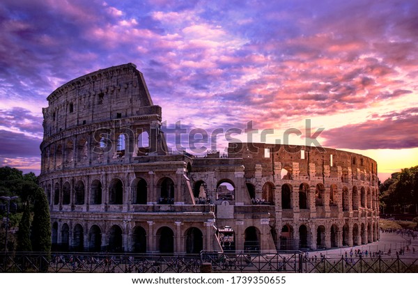 ローマのコロッセオ 夕日 紫の曇り空 イタリア の写真素材 今すぐ編集