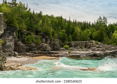 Colourful Green Waters At Indian Head Cove On Lake Huron In Bruce Peninsula National Park And Clear Blue Water In Ontario, Canada. Located Between The Grotto And Overhanging Rock Tourist Attractions. 