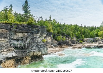 Colourful Green Waters At Indian Head Cove On Lake Huron In Bruce Peninsula National Park And Clear Blue Water In Ontario, Canada. Located Between The Grotto And Overhanging Rock Tourist Attractions. 