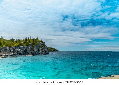 Colourful Green Waters At Indian Head Cove On Lake Huron In Bruce Peninsula National Park And Clear Blue Water In Ontario, Canada. Located Between The Grotto And Overhanging Rock Tourist Attractions. 