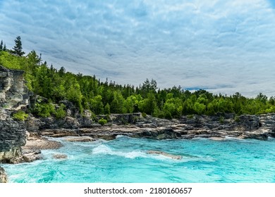 Colourful Green Waters At Indian Head Cove On Lake Huron In Bruce Peninsula National Park And Clear Blue Water In Ontario, Canada. Located Between The Grotto And Overhanging Rock Tourist Attractions. 