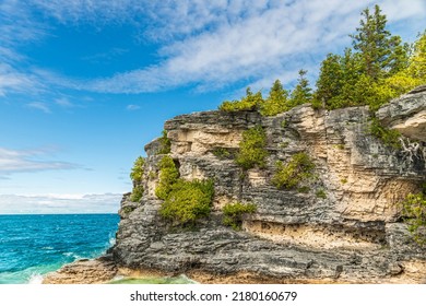 Colourful Green Waters At Indian Head Cove On Lake Huron In Bruce Peninsula National Park And Clear Blue Water In Ontario, Canada. Located Between The Grotto And Overhanging Rock Tourist Attractions. 