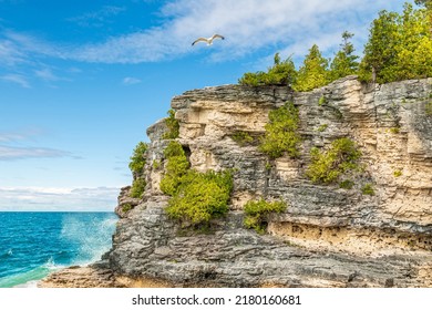 Colourful Green Waters At Indian Head Cove On Lake Huron In Bruce Peninsula National Park And Clear Blue Water In Ontario, Canada. Located Between The Grotto And Overhanging Rock Tourist Attractions. 