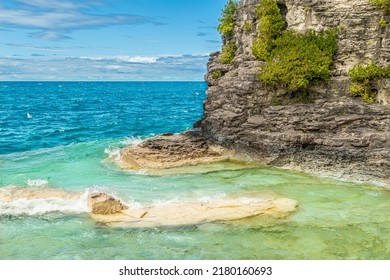 Colourful Green Waters At Indian Head Cove On Lake Huron In Bruce Peninsula National Park And Clear Blue Water In Ontario, Canada. Located Between The Grotto And Overhanging Rock Tourist Attractions. 