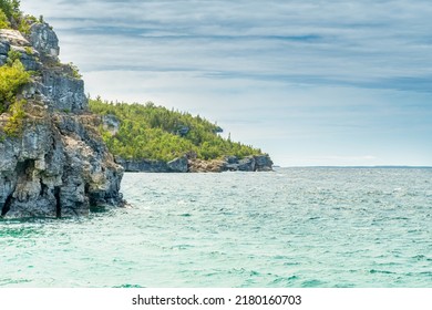 Colourful Green Waters At Indian Head Cove On Lake Huron In Bruce Peninsula National Park And Clear Blue Water In Ontario, Canada. Located Between The Grotto And Overhanging Rock Tourist Attractions. 