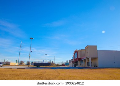 Columbia County, Ga USA - 01 30 21: Empty Retail Store Large Retail Space For Lease Distant View