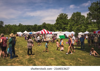 Columbia, Missouri, USA - 06, 04, 2022: Fine Ars Festival In Stephens Lake Park In Columbia, MO, USA,  With Tents For The Artist And People Walking Around