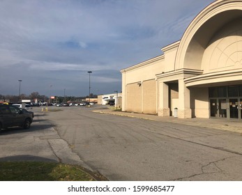 Columbia, TN / USA - November 26th, 2019: The Columbia Mall, In Columbia, TN. The Site Is Mostly Abandoned, Except For Armed Forces Recruiters And Discount Stores. 