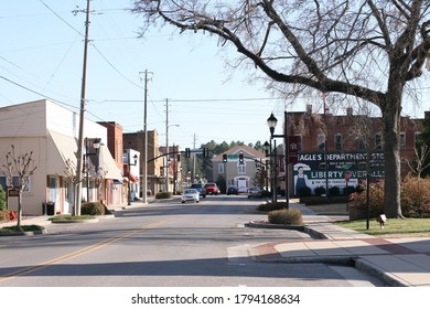 Columbiana, AL / USA - May 14, 2016: Small Town USA Depicted In A Urban Scene In Central Alabama