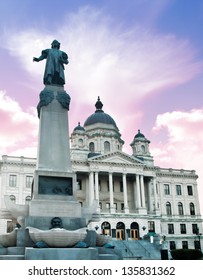 Columbus Circle In Syracuse,new York With Statue And Court House