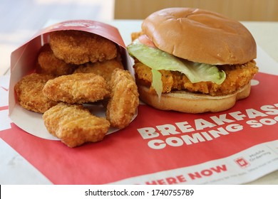 
COLUMBUS, GEORGIA/USA - 05-23-2020
2 For 5 Menu. Crispy Chicken Sandwich And Chicken Nuggets At Wendy's. Dine In.