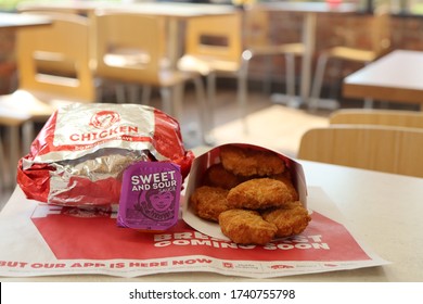 
COLUMBUS, GEORGIA/USA - 05-23-2020
2 For 5 Menu. Crispy Chicken Sandwich And Chicken Nuggets At Wendy's. Dine In.