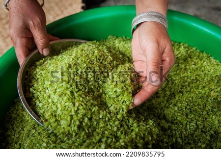 Com - a method of processing from young green glutinous rice - has an aromatic and flexible taste. It is also used in some traditional dishes in the North of Vietnam