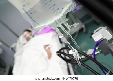 Paciente en estado comatoso con gotero intravenoso en ER.
