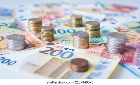 Una combinación de diferentes billetes en euros y monedas en euros como cierre
