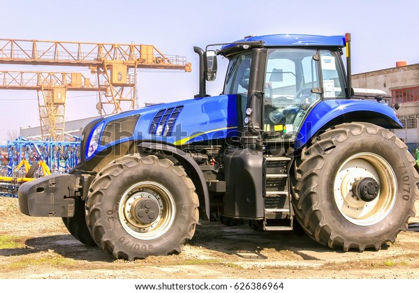 Combines\
and tractors, agricultural machinery, agricultural machinery\
maintenance and export .Ukraine March 29,\
2016