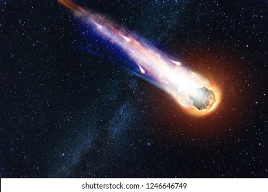 Un cometa, un asteroide, un meteorito cae al suelo contra un cielo estrellado. Ataque del meteorito. Lluvia Meteor. Cola de Kameta. Fin del mundo. Astranomía.